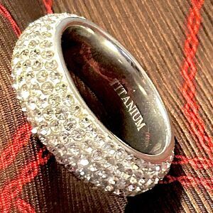 TITANIUM sz8 Moissanite diamond inlay wedding band, Original box. Beautiful 😻